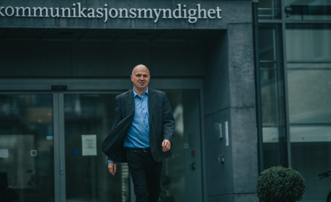 Sikkerhetsdirektøren i Nkom spaserer ut av Nkom-bygget