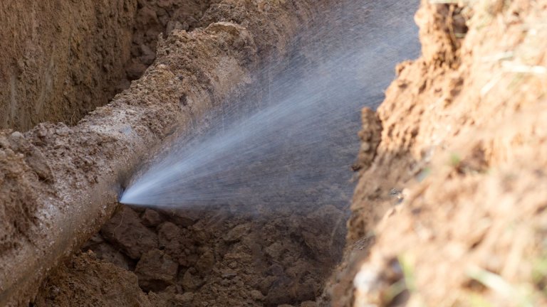 vannrør under bakken som lekker.jpg