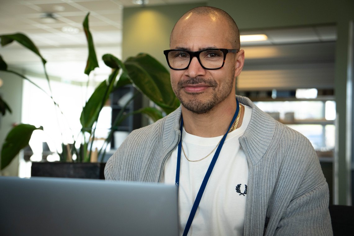 VIL LURE DEG: Hackere prøver å få full kontroll over kontoer i populære meldingsapper, advarer cyberekspert Alexander Ohinoyi Braaten i Nkom.