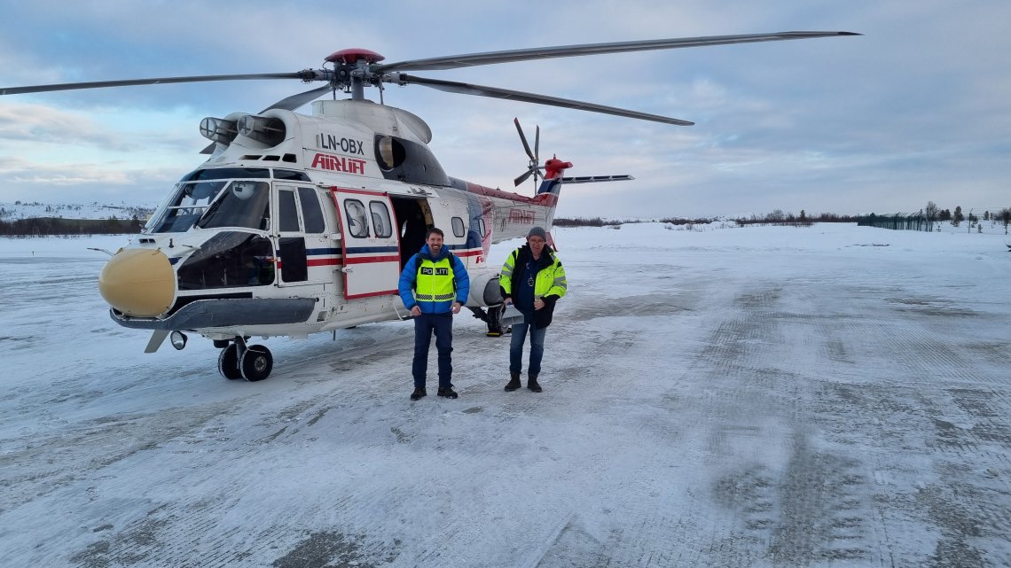 To menn foran helikopter