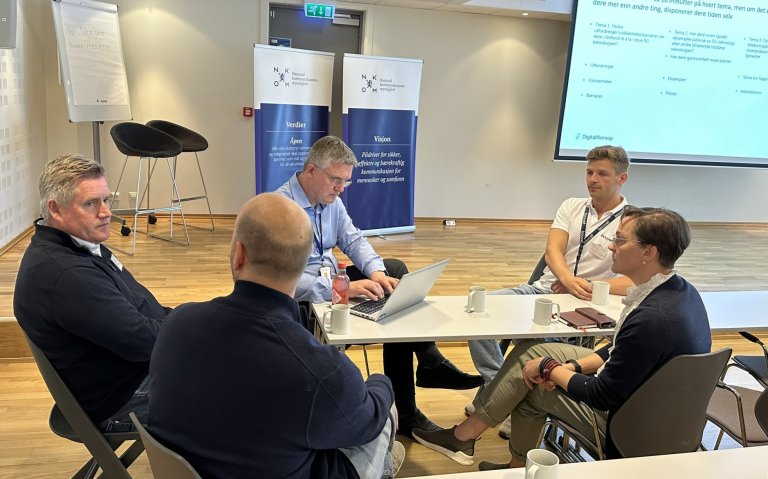 Fem personer i gruppearbeid under Agder-møtet. 