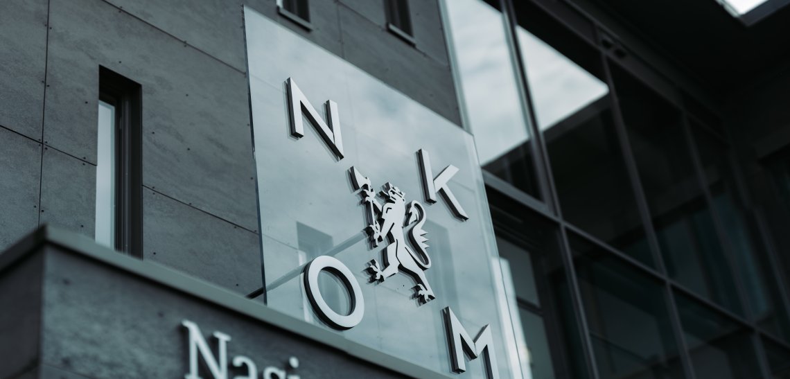 Bildet viser fasaden utenfor Nkoms hovedkontor i Lillesand.