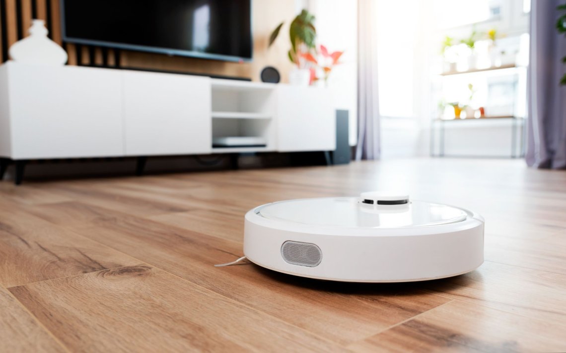 Hvit robotstøvsuger i stuen