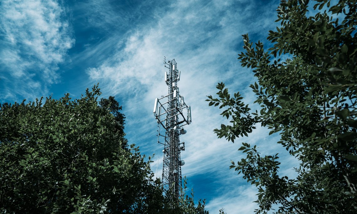 Mobilmast mellom flere trær