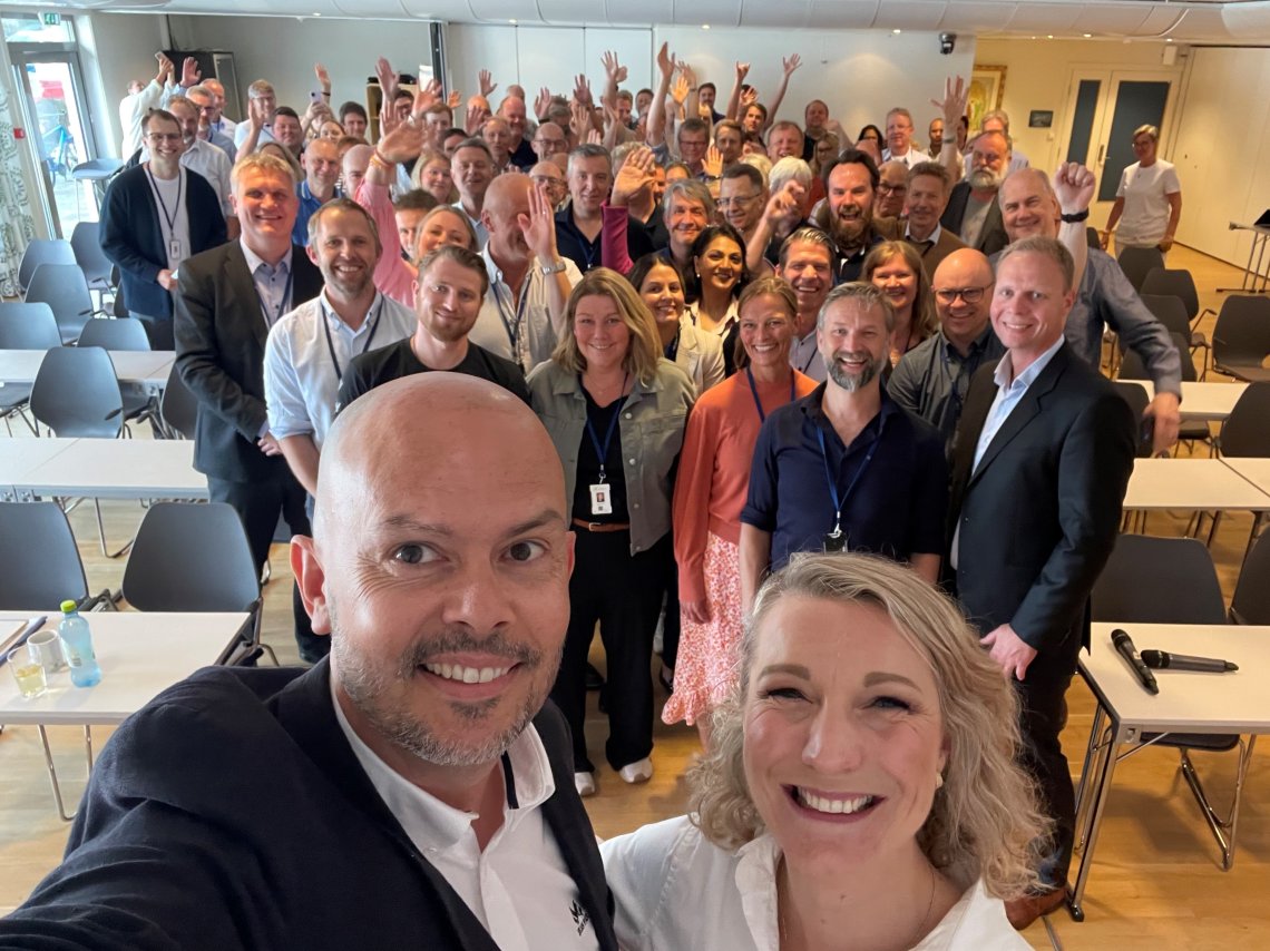 NKOM OG TUNG: Statsråden fekk tatt ein "sjølfie" saman med fungerande direktør John-Eivind Velure og alle i Nkom.