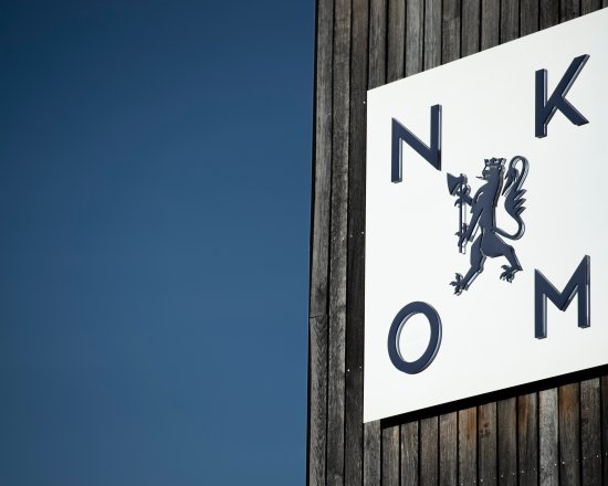 Bildet viser Nkom logo på bygning