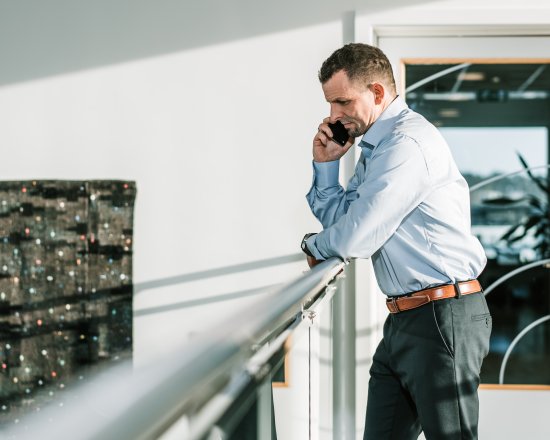 Avdelingsdirektør Hans Jørgen Enger i Nkom snakker i telefonen