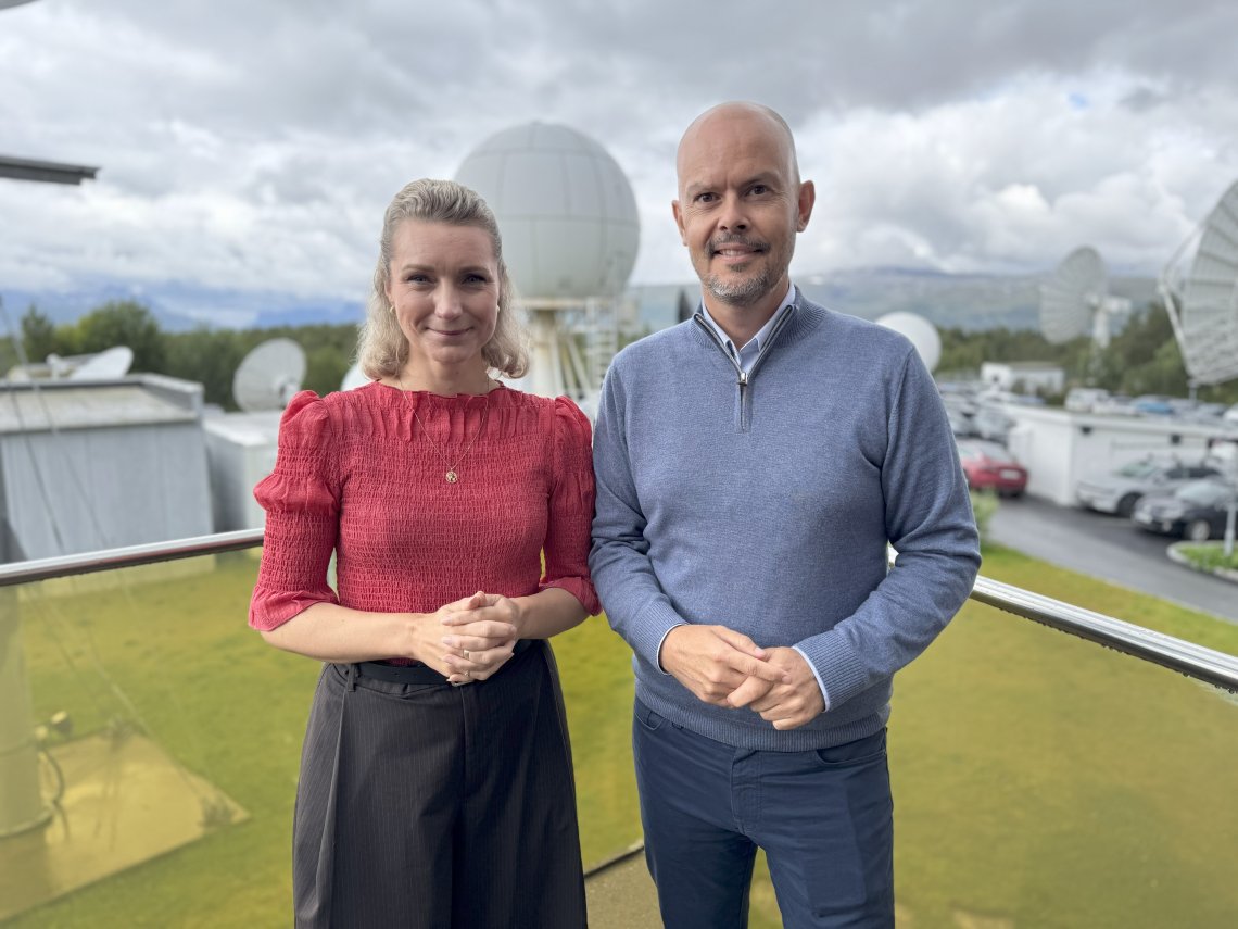 Digitaliserings- og forvaltningsminister Karianne Tung og Nkom-direktør John-Eivind Velure står ved siden av hverandre.