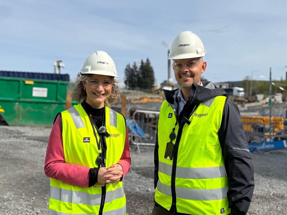 LANSERING HOS SKYGARD: Digitaliserings- og forvaltningsminister Karianne Tung mottar bærekraftsanalysen som er gjennomført av Nasjonal kommunikasjonsmyndighet, her ved direktør John-Eivind Velure.