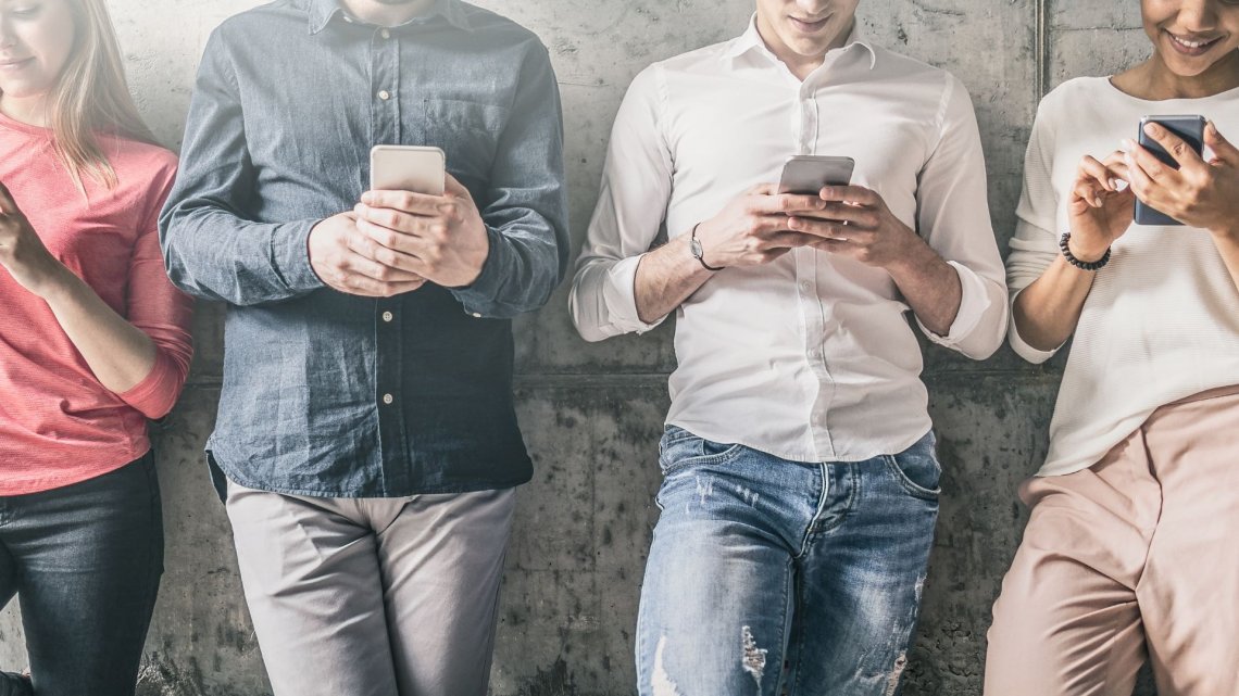 Illustrasjonsbilde mennesker med mobiltelefon