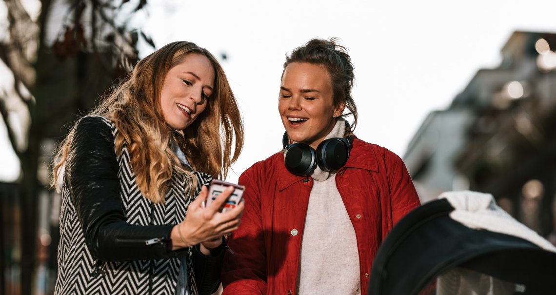 To kvinner med mobil