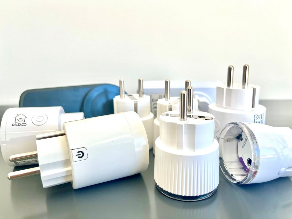 Bildet viser flere forskjellige smartplugger