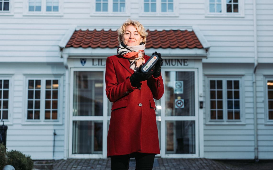 Bilder viser seksjonssjef i Nkom, Inger Vollstad som ser i kamera og holder opp 2G-utstyr.