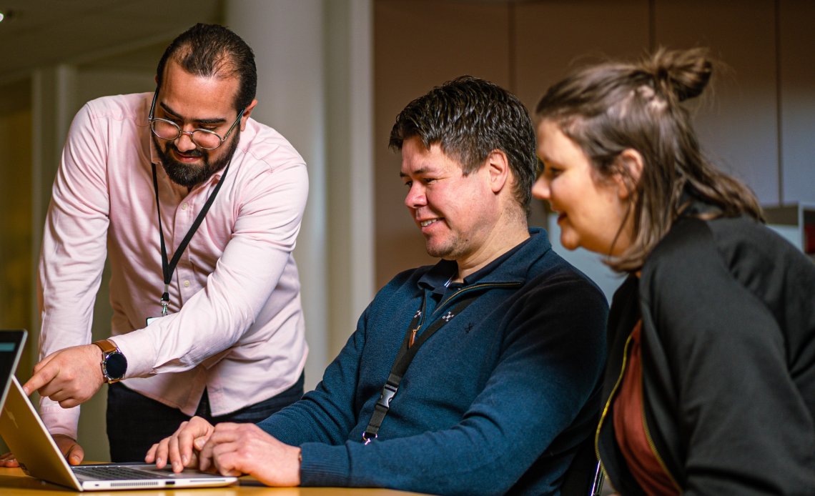 Foto av personer som jobber