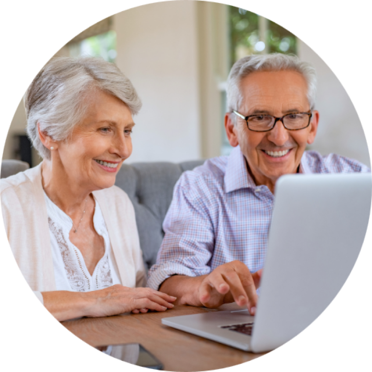 Bilde av eldre ektepar som bruker en PC