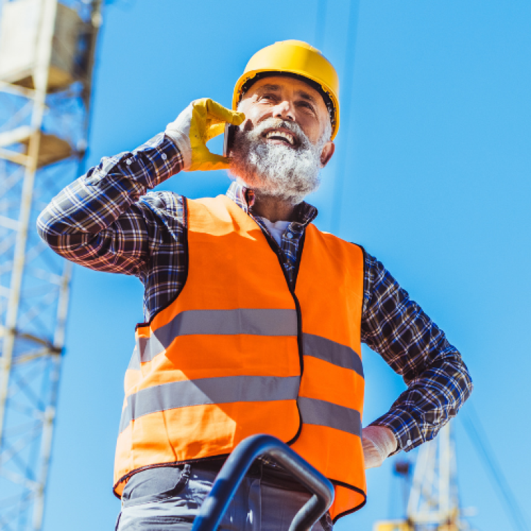 Mann som prater i en mobiltelefon